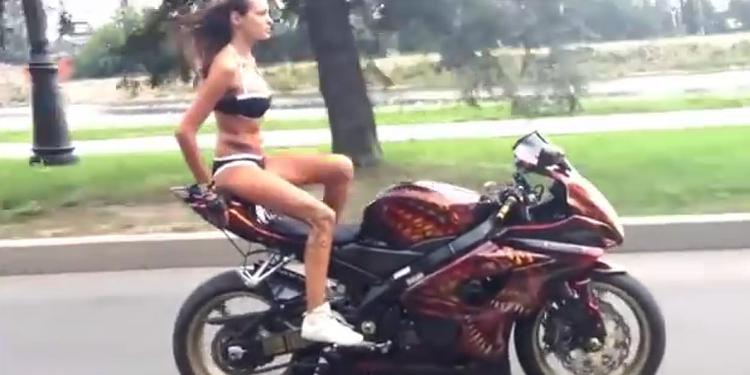 Biker Seksi Melakukan Stunt Hanya Dengan Mengenakan Bikini Berita