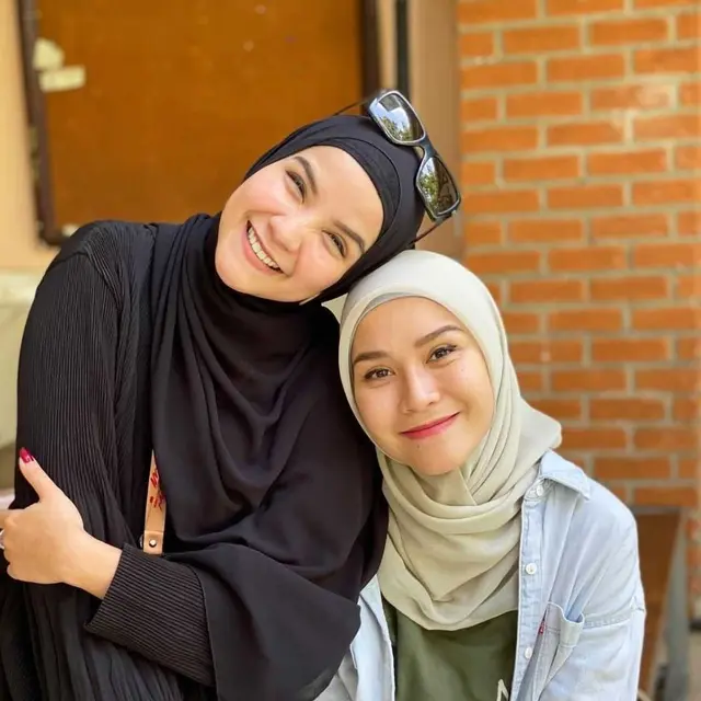Potret Kakak Adik Artis Yang Kini Sama Sama Berhijab Tampil Lebih Anggun Hot Liputan