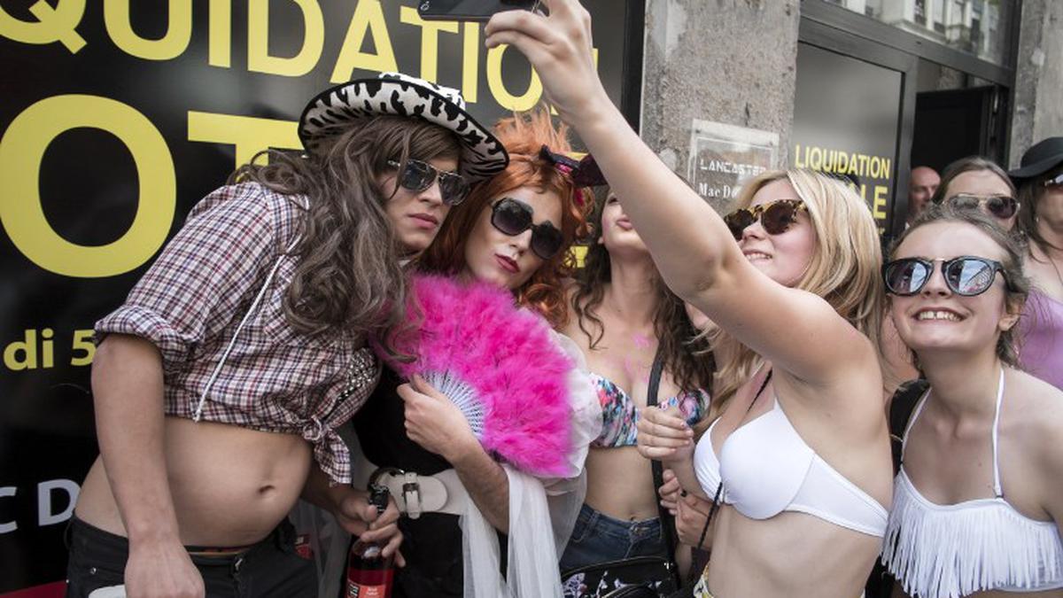 Ribuan Kaum Sesama Jenis Dan Transgender Pesta Di Prancis Foto