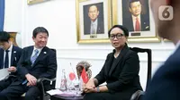 Menteri Luar Negeri Retno Marsudi (kanan) berbincang dengan Menteri Luar Negeri Jepang Motegi Toshimitsu di Gedung Kemlu, Jakarta, Jumat (10/1/2020). Kunjungan tersebut membahas kerjasama di bidang investasi termasuk pengembangan pulau terluar seperti Natuna. (Liputan6.com/Faizal Fanani)