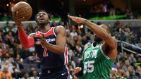 Guard Washington Wizards John Wall (kiri) berusaha memasukkan bola pada laga NBA melawan Boston Celtics di Capital One Arena, Selasa (10/4/2018) Rabu (11/4/2018) WIB. (AP Photo/Nick Wass)