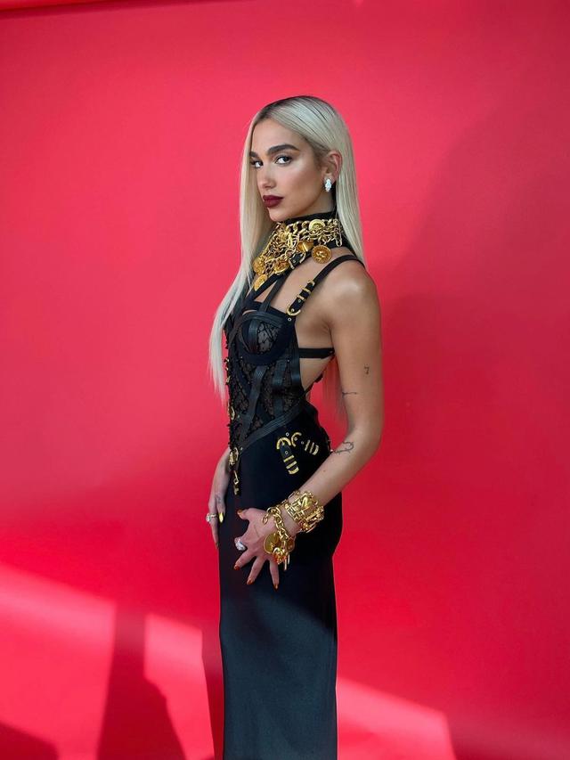 Penampilan Dua Lipa di Grammy 2022