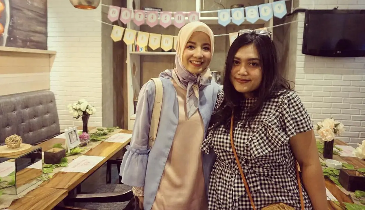 Natasha Rizky, istri Desta ini memutuskan untuk berhijab setelah bulan Ramadhan di tahun 2015. Lantaran menderita sebuah penyakit yang membuat Natasha berniat untuk berhijab setelah sembuh dari sakitnya itu. (Instagram/natasharizkynew)