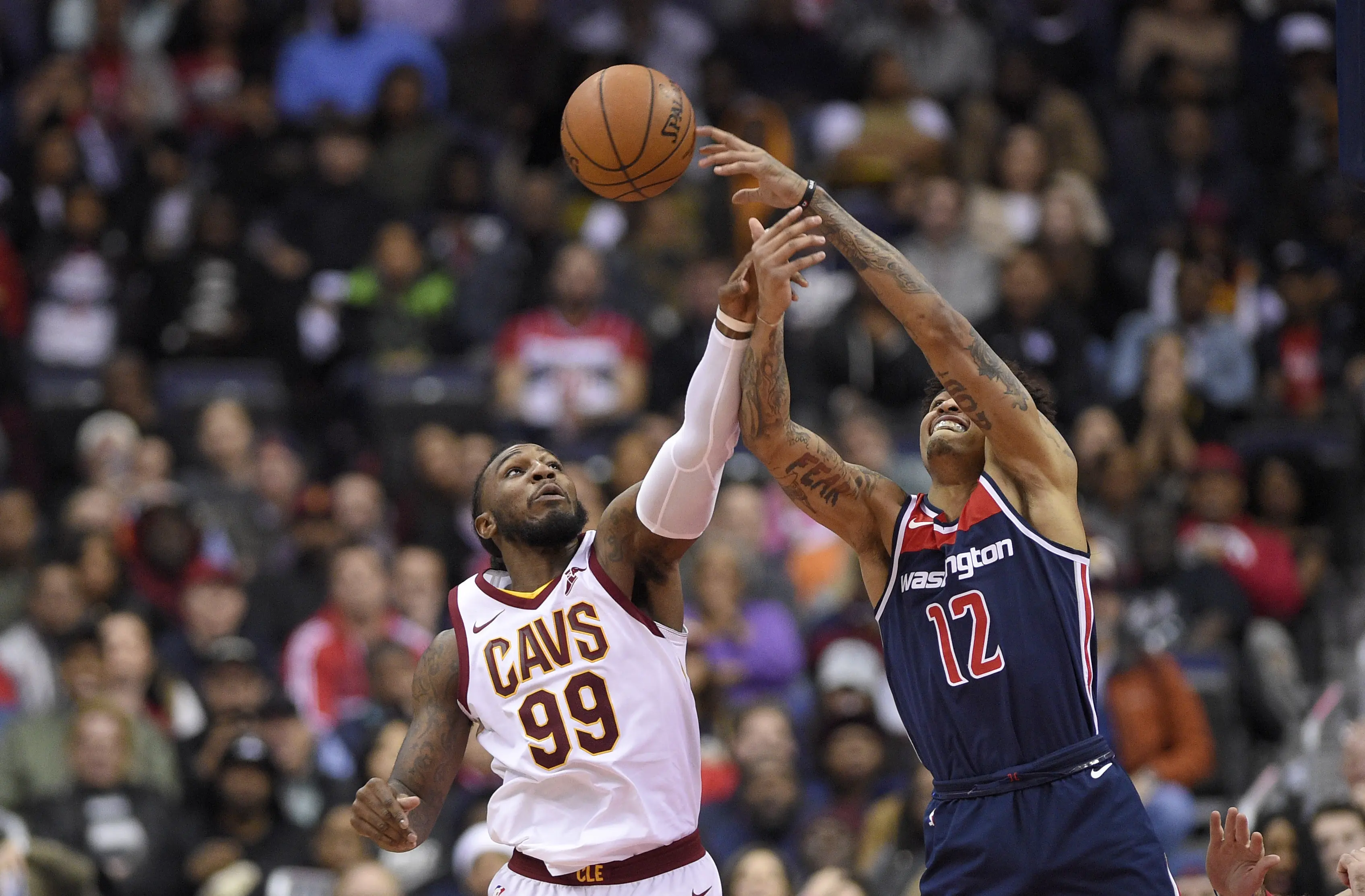 Forward Cavaliers, Jae Crowder, berebut bola dengan pemain Wizards (AP Photo/Nick Wass)