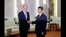Pangeran William (kiri) bersalaman dengan Presiden China Xi Jinping, Beijing, China, (2/3/2015). Kedatangan Pangeran William untuk membina hubungan diplomatik antar kedua negara.  (Reuters/Feng Li)