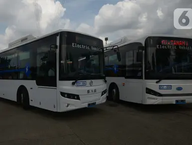 Bus listrik Transjakarta saat peluncuran uji coba bus tersebut di Pool Transjakarta, Terminal Kampung Rambutan, Jakarta, Rabu (8/6/2022). Pemprov DKI meluncuran tiga buah bus listrik Transjakarta merek Zhongtong, Skywell, dan Golden Dragon untuk diujicobakan. (merdeka.com/Imam Buhori)
