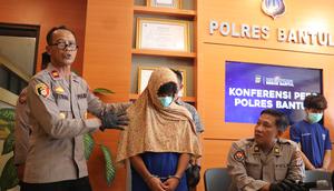 Seorang pelaku pencurian menggunakan jilbab sang ibu saat menjalankan aksinya untuk menyamarkan diri. (Liputan6.com/ Hendro Ary Wibowo)