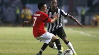 Patrice Evra saat memperkuat Juventus di laga kontra ISL All Stars (REUTERS/Beawiharta)