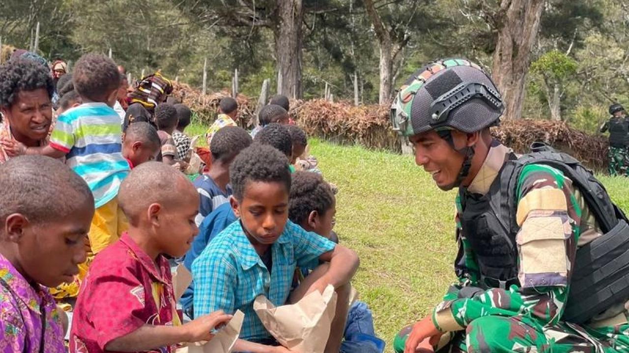 Satgas Yonif 511/DY Sukses Gelar Program Makan Bergizi Gratis ke-20 untuk Warga Tima, Pererat Kemanunggalan TNI