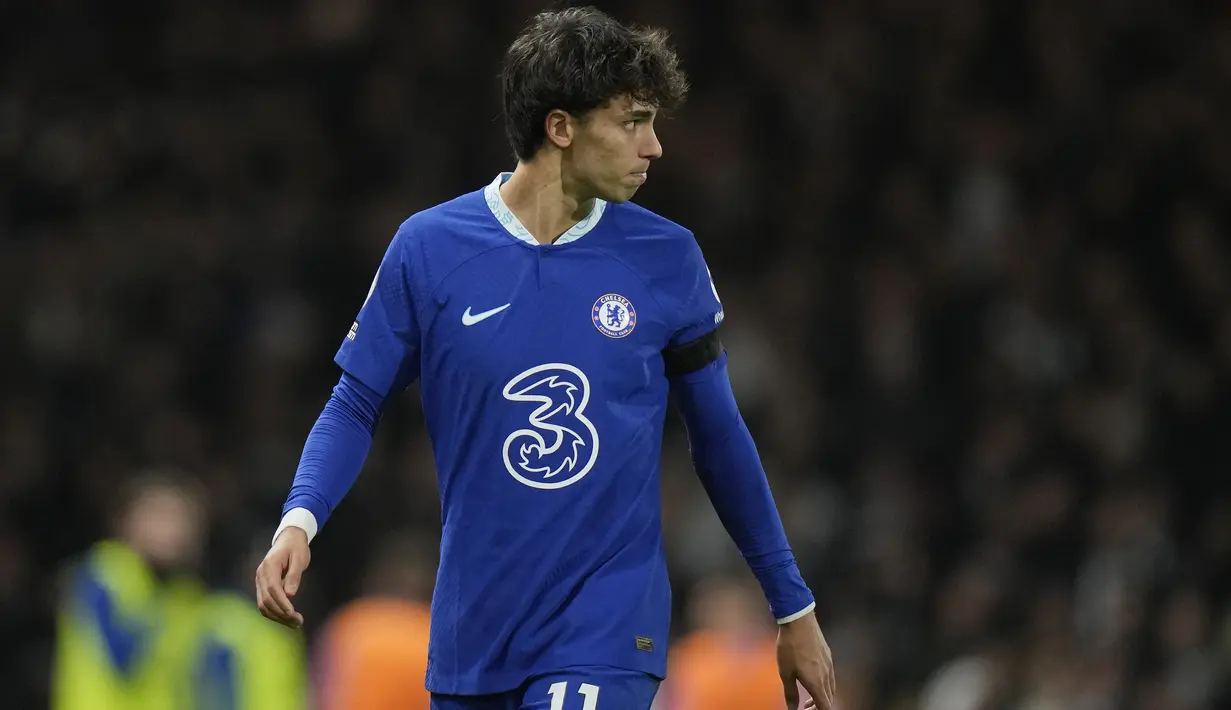 Joao Felix. Striker Portugal berusia 23 tahun milik Atletico Madrid ini menjadi pemain dengan status pinjaman termahal pada musim 2022/2023 ini. Ia baru saja dipinjamkan ke Chelsea pada bursa transfer musim dingin 2022/2023 dengan biaya 11 juta euro atau setara Rp180 miliar dengan durasi peminjaman selama setengah tahun hingga akhir musim 2022/2023. Apes baginya, laga debut bersama Chelsea saat menghadapi Fulham di Liga Inggris (12/1/2023) diwarnai dengan raihan kartu merah langsung. (AP Photo/Alastair Grant)