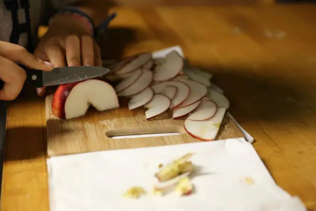 Resep dan Manfaat Teh Apel Kayu Manis untuk Stabilkan Gula Darah