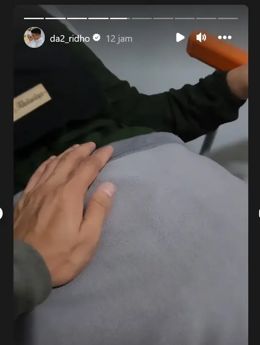 Kembaran Rizki DA itu mengaku masih bingung memberi nama anak keduanya. "Siapa yah namanya ini.?bingung. Di rumah sakit @rsiabinamedika Bintaro Thanks dokter @dr.andrewych," tutup Ridho. [Instagram/da2_ridho]