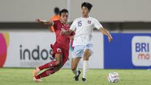 Pemain Timnas Indonesia U-23, Muhammad Rayhan Hannan (kiri) berebut bola dengan pemain Chinese Taipei U-23, Kuo Ping Sheng dalam pertandingan Grup K Kualifikasi Piala Asia U-23 2024 di Stadion Manahan, Solo, Sabtu (9/9/2023). (Bola.com/Arief Bagus)