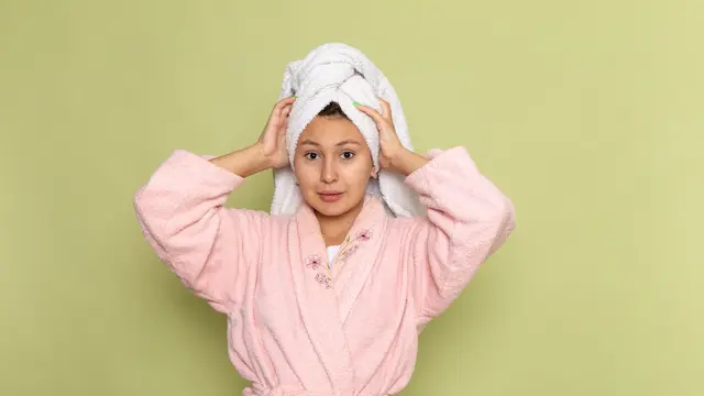 Kenali teknik mengeringkan rambut yang benar agar rambut tetap sehat alami