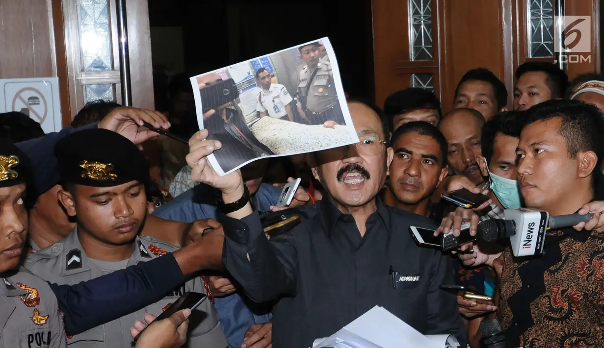Mantan kuasa hukum terdakwa dugaan korupsi pengadaan e-KTP Setya Novanto, Fredrich Yunadi menunjukkan foto kliennya saat berada di rumah sakit usai menjalani sidang di Pengadilan Tipikor, Jakarta, Kamis (8/2). (Liputan6.com/Helmi Fithriansyah)