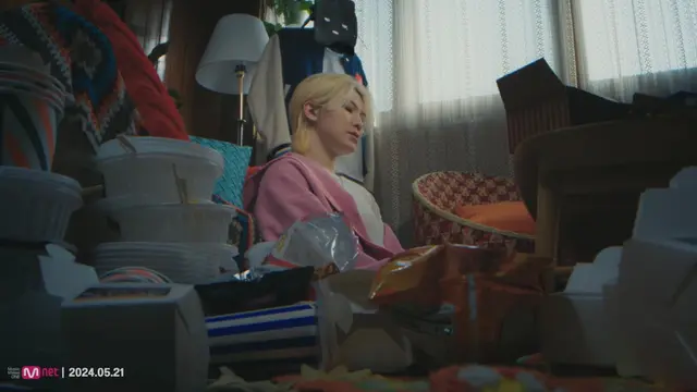 Woozi dalam MV Cheers to Youth sebagai pecandu teknologi. (Dok. Foto Screenshoot YT HYBE LABELS)
