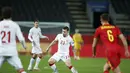 Pemain Denmark, Pierre-Emile Hojbjerg mengontrol bola saat bertanding melawan Belgia pada pertandingan UEFA Nations League di stadion King Power di Leuven, Belgia, Rabu (18/11/2020). Belgia meraih satu tiket ke semifinal UEFA Nations League usai menang 4-2 atas Denmark. (AP Photo/Francisco Seco)