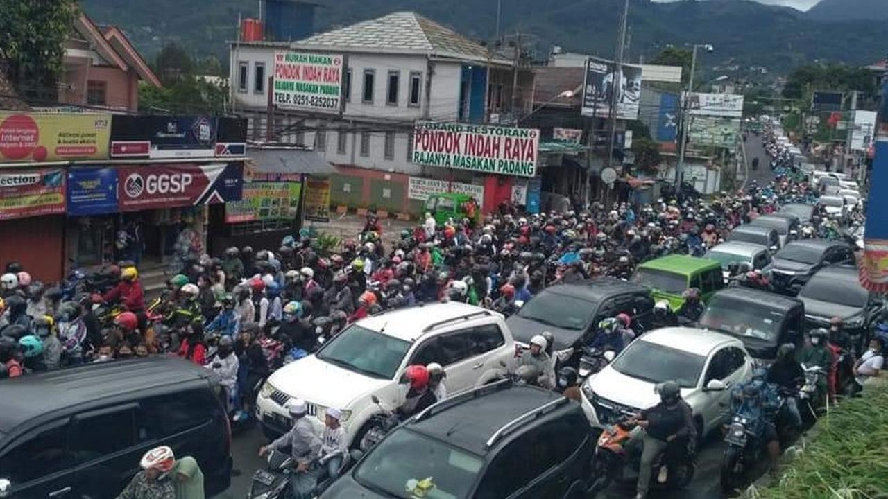 Siang Ini, Jalur Puncak Satu Arah ke Jakarta Masih Macet Parah Kecepatan Cuma 10 Km/Jam