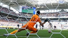 Kiper Al Hilal, Yassine Bounou menggagalkan tendangan penalti pemain Real Madrid, Federico Valverde dalam laga Grup H Piala Dunia Antarklub 2025 di Hard Rock stadium, Miami, Amerika Serikat, Kamis (19/06/2025) WIB. (AFP/Dan Mullan)