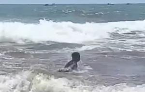 Potongan gambar seorang ayah spontan terjun menolong anaknya yang terseret arus sekitar 20 meter dari bibir pantai saat bermain air di Pantai Drini Gunungkidul. (Liputan6.com/ Dok Ist Warga)