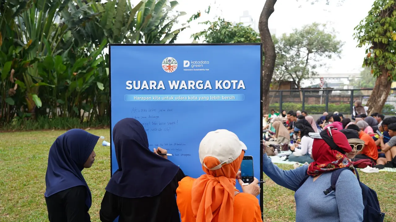 Warga Jakarta berkumpul di area Tebet Eco Park di Forum Udara Warga untuk membahas polusi udara secara langsung.