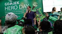 CEO Gojek Nadiem Makarim mensosialisasikan program SWADAYA kepada Mitra GO-JEK  saat mengikuti acara GO-JEK Hero Day di Jakarta, Minggu (20/11). (Liputan6.com/Faizal Fanani)