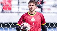Kiper Persik Kediri, Leo Navacchio, tampil heroik saat timnya menahan Bali United 1-1 pada pekan perdana BRI Super League 2025/2026 di Stadion Kapten I Wayan Dipta Gianyar, Bali, Minggu (10/8/2025). (Bola.com/Gatot Sumitro)