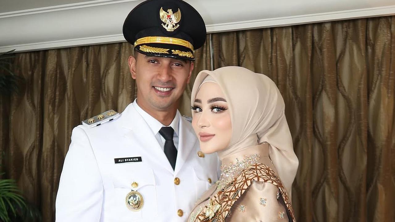 Potret Ali Syakieb Pakai Seragam PDU saat Pelantikan, Margin Resmi Jadi Istri Wakil Bupati