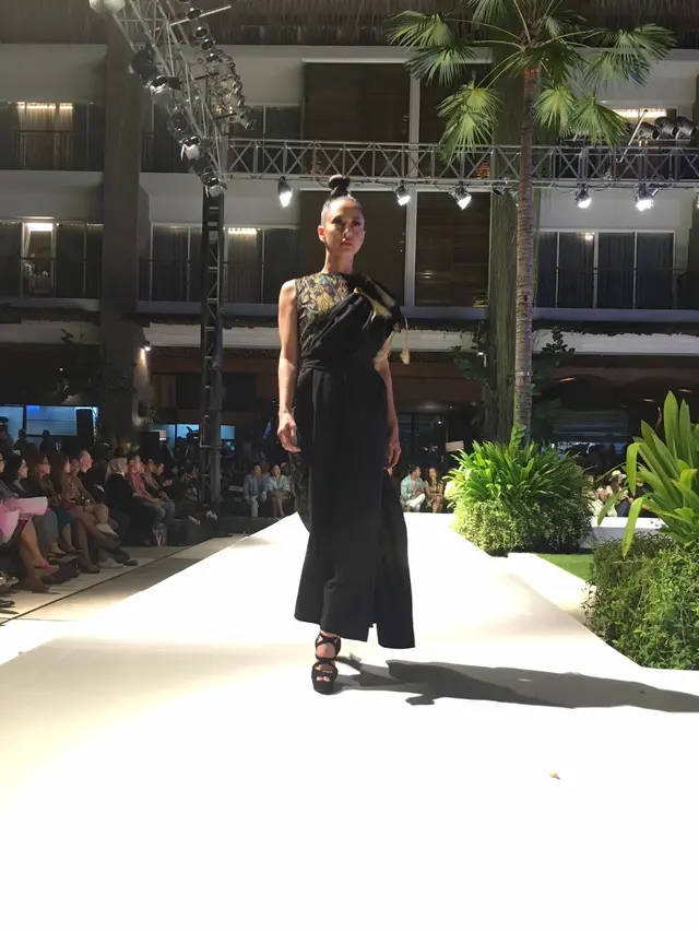 Kreasi Tenun Endek Buka Bali Fashion Trend 2019