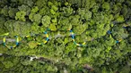 Foto udara memperlihatkan perosotan air terpanjang di dunia di Escape theme park di Teluk Bahang, Malaysia (25/9/2019). Salah satu perosotan air terpanjang di dunia ini diresmikan pada tanggal 25 September. (AFP Photo/Sim Leisure Group Ltd.)