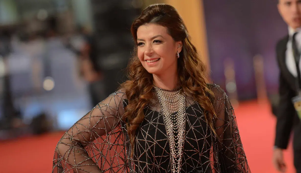 Aktris Mesir Manal Salama berpose saat tiba menghadiri pembukaan Festival Film Internasional Kairo ke-39 di Kairo, Mesir (21/11). Para aktris cantik dari Tunisia, Mesir dan Suriah menghadiri Festival tersebut. (AFP Photo/Mohamed El-Shahed)