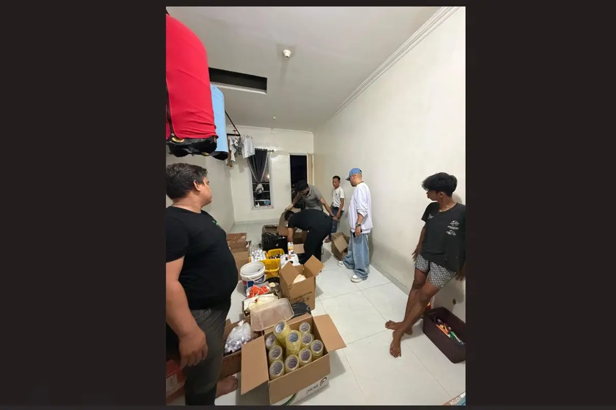 Polisi membongkar tempat produksi dan peredaraan sediaan farmasi berupa kosmetik yang diduga tanpa izin BPOM di Kabupaten Bogor, Jawa Barat.