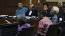 Terdakwa kasus dugaan suap proyek PLTU Riau-1 yang juga mantan Dirut PLN, Sofyan Basir (kiri) saat menyimak keterangan saksi saat sidang lanjutan di Pengadilan Tipikor, Jakarta, Senin (5/8/2019). Sidang beragendakan mendengar keterangan saksi-saksi. (Liputan6.com/Helmi Fithriansyah)