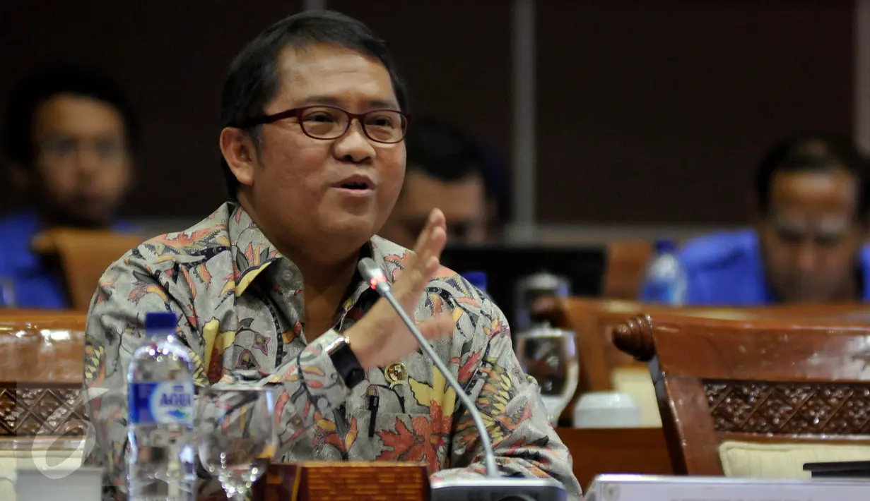 Menkominfo Rudiantara menghadiri Rapat Kerja dengan Komisi I DPR di Kompleks Parlemen, Senayan, Jakarta, Senin (18/4). Rapat tersebut salah satunya membahas mengenai laporan izin penyelenggaraan stasiun TV dan radio di Indonesia (Liputan6.com/Johan Tallo)
