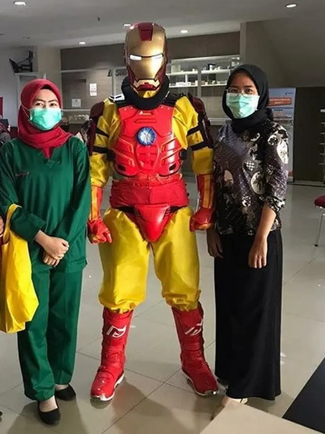 dokter kenakan APD superhero