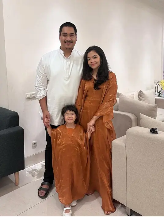 Niena juga tampil dengan kaftan coklat yang serasi dengan si kecil. Dengan rambut panjang yang terurai belah dua. [@ditoariotedjo]