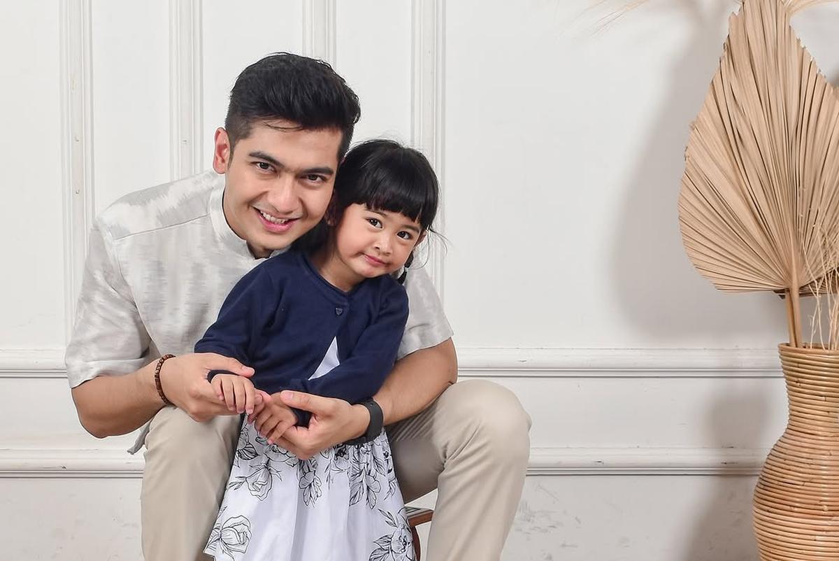 4 Potret Teuku Ryan dan Moana dengan Outfit Couple Ayah-Anak yang Bikin Gemas