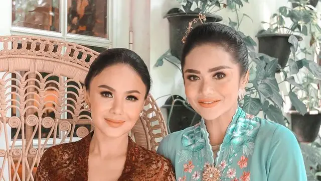 8 Gaya Yuni Shara di Acara Tedak Siten Keponakan, Anggun Berkebaya Merah Maroon