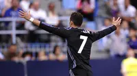 Bintang Real Madrid, Cristiano Ronaldo, rayakan gol ke gawang Malaga pada laga La Liga di Estadio La Rosaleda, Senin (22/5/2017), dinihari WIB. (AP Photo/Daniel Tejedor)