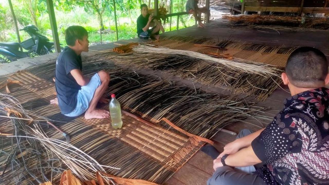 Guru Perbatasan Tuti Susanti Lestarikan Kerajinan Bidai Dayak di Tengah Keterbatasan
