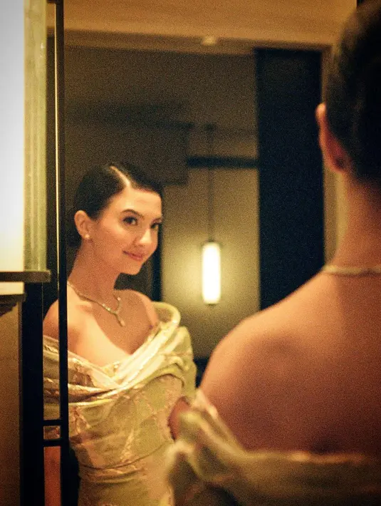 Tak ingin tampil polos, Raline Shah kenakan kalung berlian sebagai sentuhan glamor pada tampilannya. Lengkap dengan anting berlian [@ralineshah]