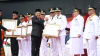 Menteri Dalam Negeri (Mendagri) Muhammad Tito Karnavian memberi penghargaan kepada pemda yang dinilai berprestasi berdasarkan hasil evaluasi penyelenggaraan pemerintahan daerah tahun 2022. (dok Puspen Kemendagri)