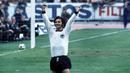 Gerd Muller. Striker Jerman Barat yang wafat pada 15 Agustus 2021 di usia 75 tahun ini menempati posisi ke-3 sebagai pencetak gol terbanyak di putaran final Piala Dunia. Hanya dalam 2 edisi, 1970 dan 1974 ia mampu mengoleksi 14 gol dan 6 assist dalam 13 laga. Gol ke-14 dicetak saat Jerman Barat menang 2-1 atas Belanda di partai final Piala Dunia 1974, 7 Juli 1974. (fifa.com)