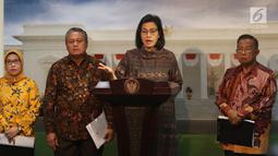 Menkeu Sri Mulyani (dua kanan) didampingi Menko Perekonomian Darmin Nasution (kanan), Gubernur BI Perry Warjiyo (dua kiri), dan perwakilan OJK Nurhaida (kiri) saat meluncurkan Paket Kebijakan Ekomomi XVI, Jakarta, Jumat (16/11). (Liputan6.com/AnggaYuniar)