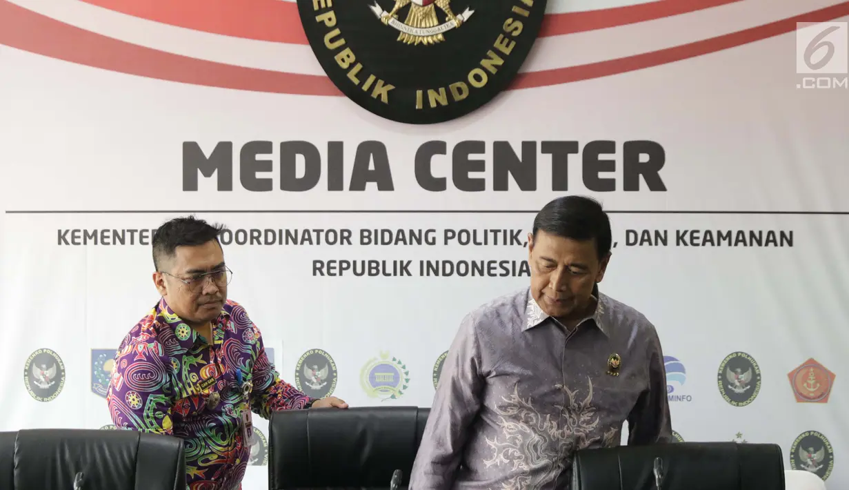 Menkopolhukam Wiranto (kanan) bersiap memberi keterangan terkait situasi/kondisi Papua dan Papua Barat di Jakarta, Jumat (30/8/2019). Keterangan terkait hasil pertemuan dengan kedua tokoh dari Papua dan Papua Barat. (Liputan6.com/Helmi Fithriansyah)