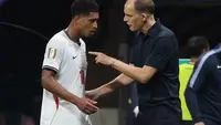 Pelatih Timnas Inggris, Thomas Tuchel, berbincang dengan Jude Bellingham saat pertandingan babak 32 besar Piala Dunia 2026 melawan Republik Demokratik Kongo di Atlanta Stadium, Atlanta, Georgia, Amerika Serikat, Selasa (1/7/2026). (Michael Reaves/Getty Images/AFP)