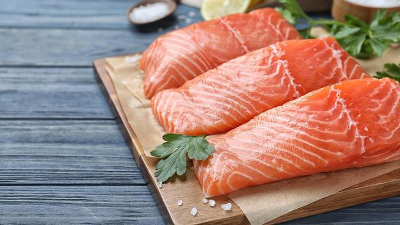 Lebih Sehat Salmon atau Ayam? Begini Penjelasan Ahli Gizi dan Data Nutrisinya