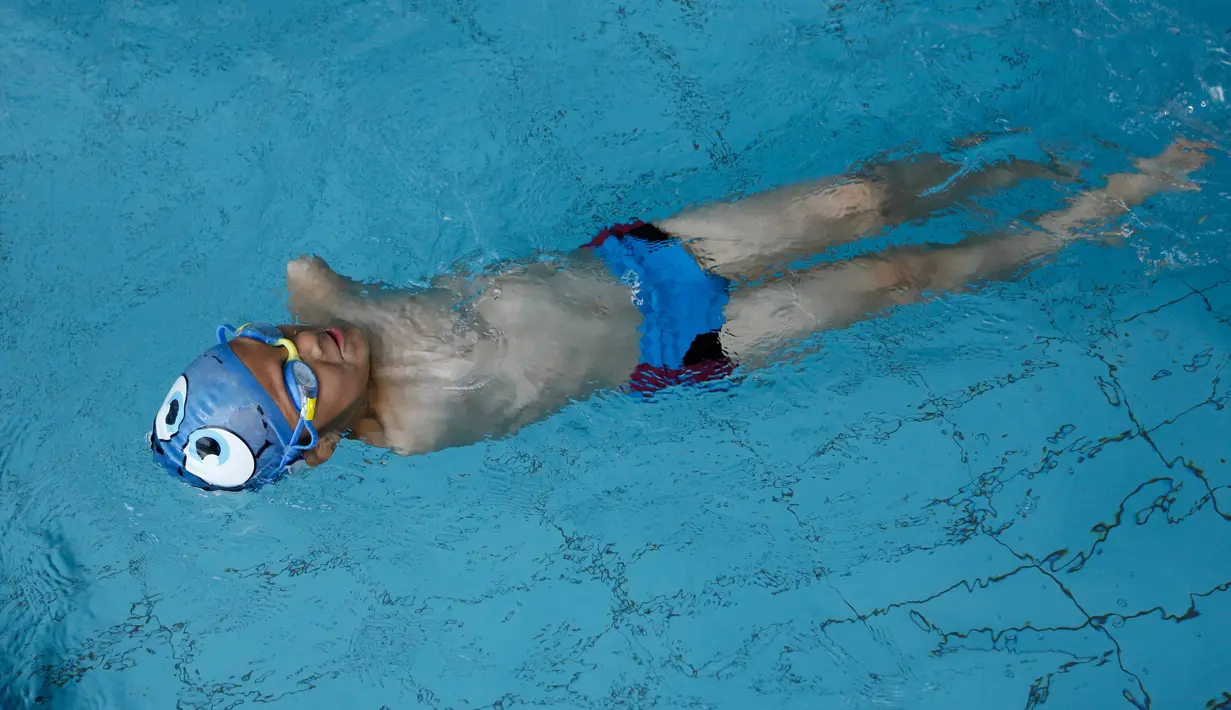 Ismail Zulfic saat latihan berenang di kolam renang Olimpiade di Sarajevo, Bosnia (8/6). Ismail adalah bocah laki-laki berusia enam tahun yang berasal dari Bosnia. (AP Photo/Amel Emric)