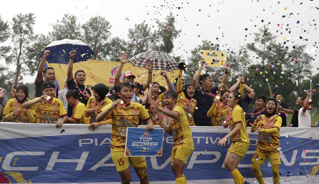 Para pemain Sumatra Selatan merayakan gelar juara Piala Pertiwi setelah mengalahkan Bangka Belitung pada laga final di NYTC Sawangan, Depok, Jumat (3/5). Sumsel menang 2-1 atas Babel. (Bola.com/Vitalis Yogi Trisna)