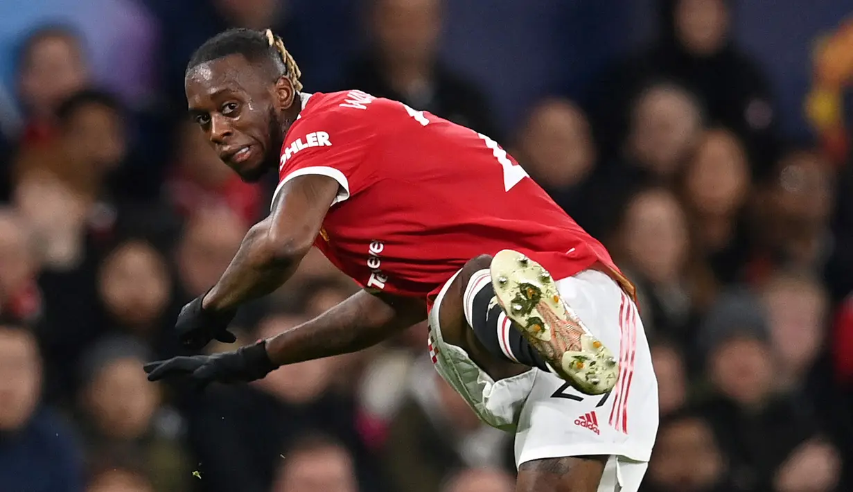 Aaron Wan-Bissaka layak mendapatkan nilai 8 usai menyuguhkan permainan terbaiknya di laga MU kontra The Lilywhites. Wan-Bissaka mampu membuat sejumlah tekel penting dan sering bermain kedepan membantu Ronaldo dan Cavani. (AFP/Paul Ellis)